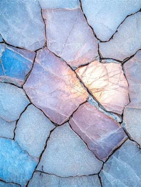 Unveiling the Fractured Structure of Cracked Quartz