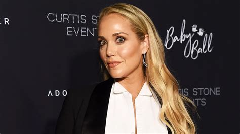 Unveiling the Power of Confidence: Elizabeth Berkley's Journey of Self-Acceptance