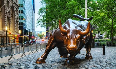 Use fotos de toro de wall street to create a sense of place and identity for your business.