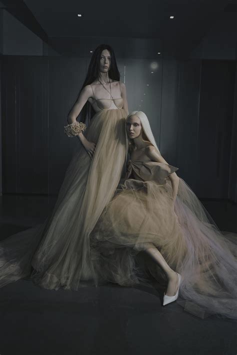 Vera Wang's Dazzling Designs: 2023 Collection