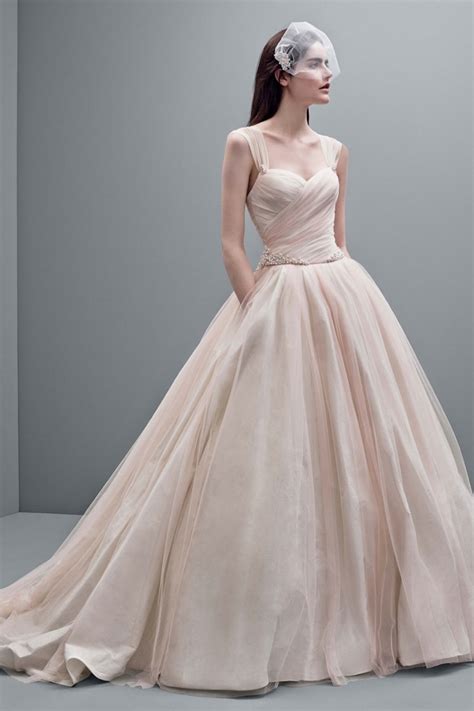 Vera Wang's Timeless Wedding Dress Creations: 10,000+ Enchanting Styles