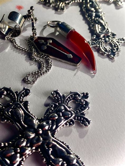 Vile Necklace: An Accessory of Enchantment and Evil