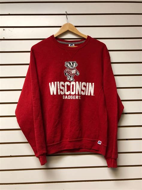 Vintage Wisconsin Badgers Sweatshirt: A Touch of Nostalgia for Sports Enthusiasts