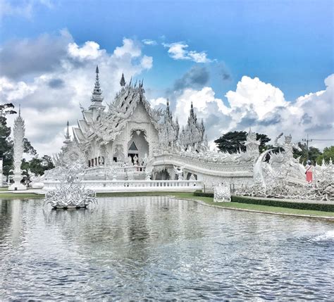 Visit the White Temple (Wat Rong Khun):