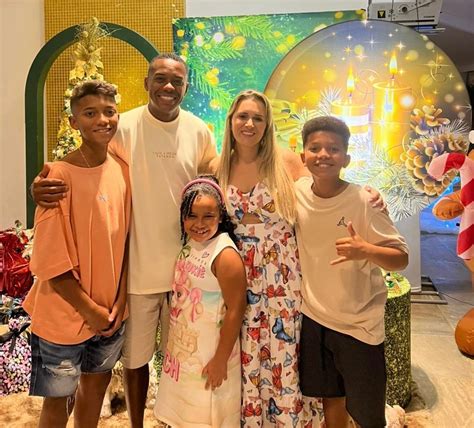 Vivian Mulher de Robinho: Uma História de Amor e Resiliência