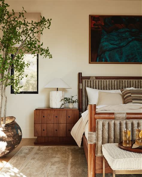 Warm Whites: A Touch of Comfort and Elegance