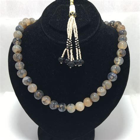 Wear gray agate jewelry: