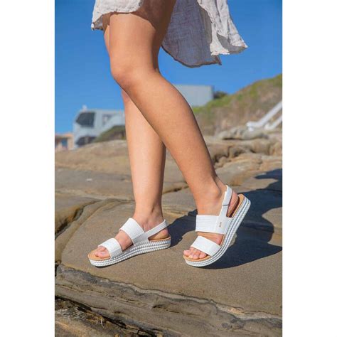 What Are Reef Women's Sandals?