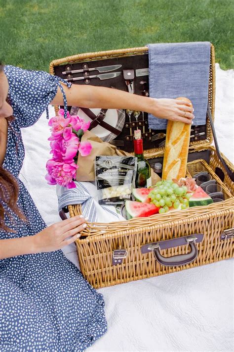 What to Bring to a Picnic: The Ultimate Guide to Packing the Perfect Outing