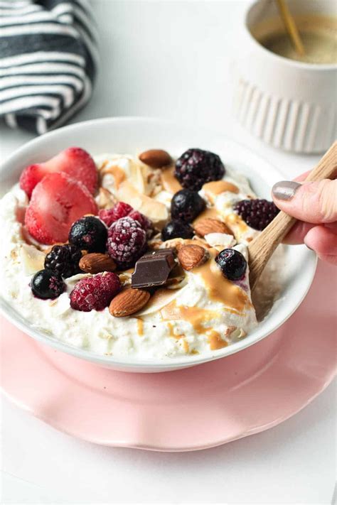 What to Eat with Cottage Cheese for Breakfast: A Comprehensive Guide