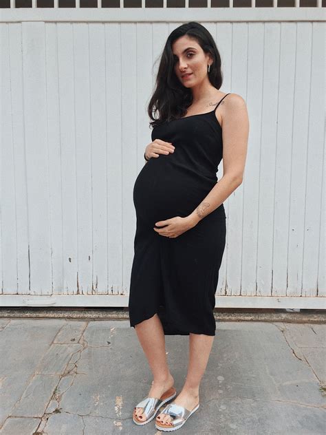 What to Look for in a Pregnancy Midi Dress