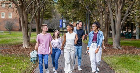 What to Wear to a Campus Tour