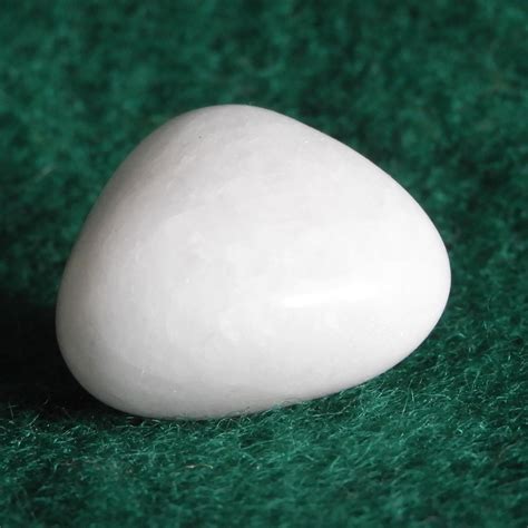 White Crystal Stone: A Luminous Guide to Purity, Protection, and Healing