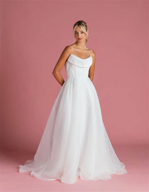 White Wedding Dresses: Embracing Simplicity and Elegance