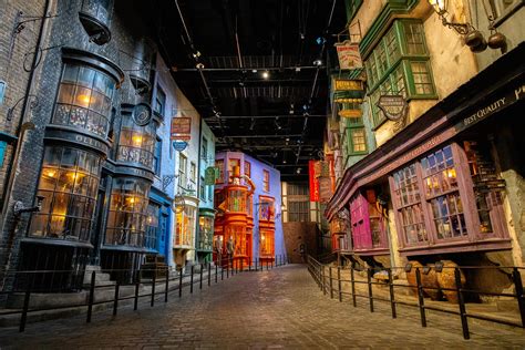 Wizarding World of Harry Potter: Diagon Alley: A Magical 5-Step Adventure