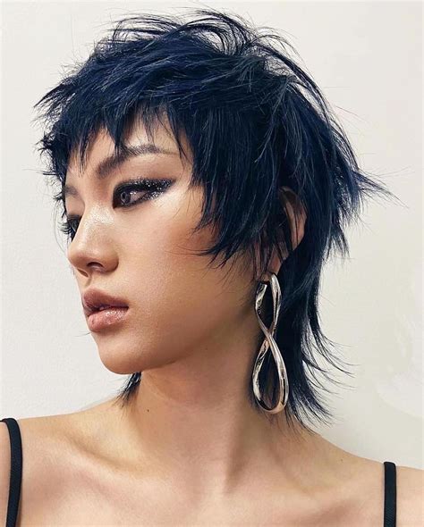 Wolf Cut Hairstyle: The Ultimate Guide to the Edgy and Sultry Style