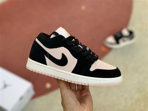 Women's Air Jordan 1