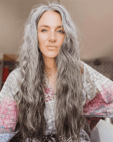 Women's Gray Hair: 2023 Complete Guide to Embrace Your Silver Strands