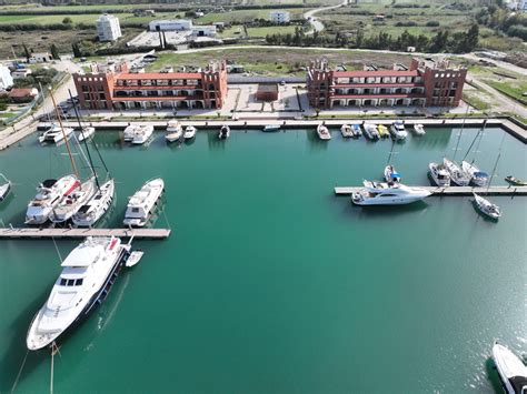 World-Class Yachting Facilities: