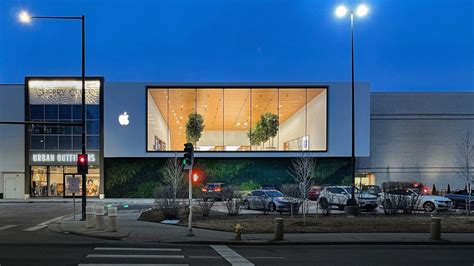 apple store cherry creek Reader