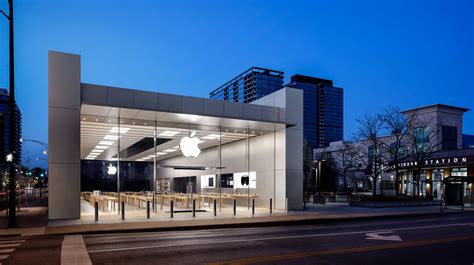 apple store lincoln park Reader