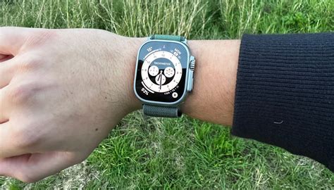 apple watch on wrist Reader