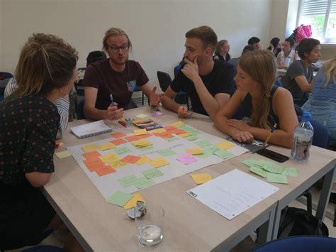 applied learning facilitator guiding professionals through reflective practice