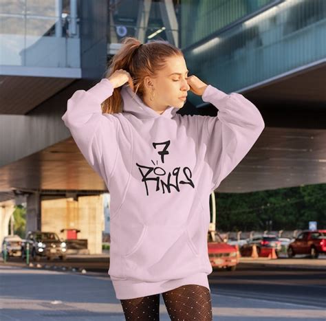 ariana grande in sweatshirt