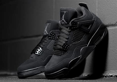 black jordans 4