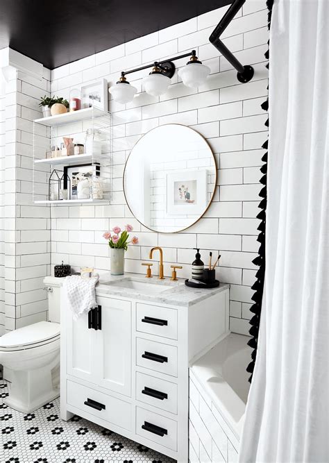 black white bathroom decor