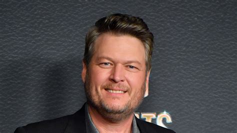 blake shelton flees country