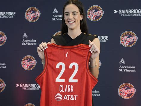 caitlin clark jersey sales