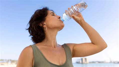 can drinking too much water cause too much amniotic fluid