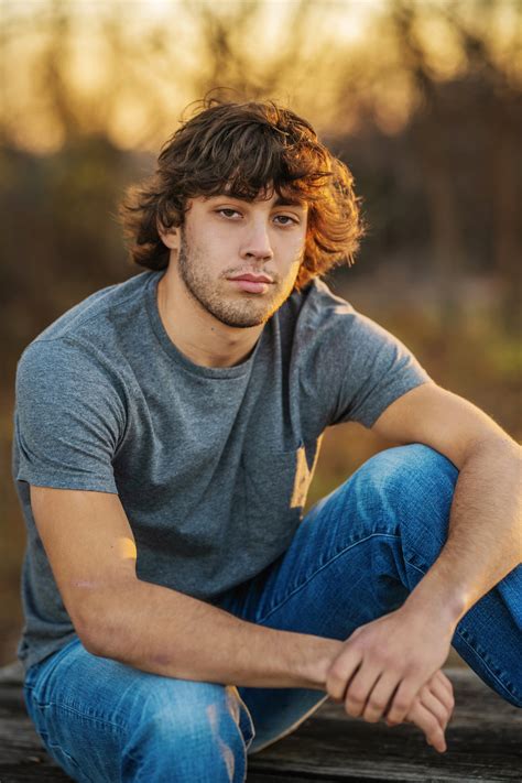 casual senior picture outfits for guys