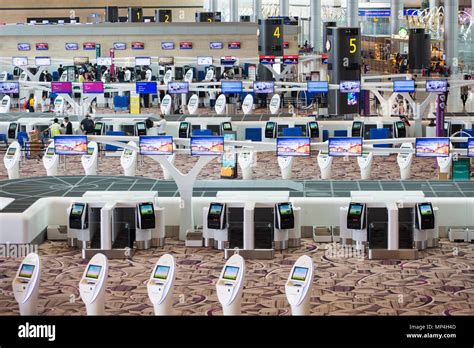 changi airport terminal 4 departure hall