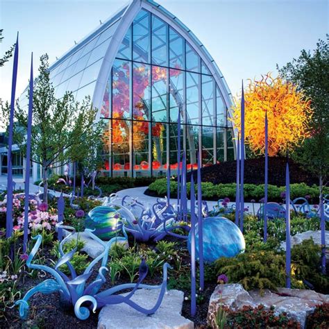 chihuly gardens and glass PDF