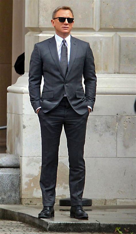 color of shoes with grey suit