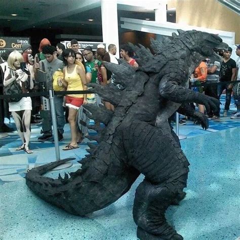 cosplay godzilla