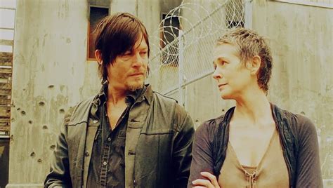 daryl and carol kiss