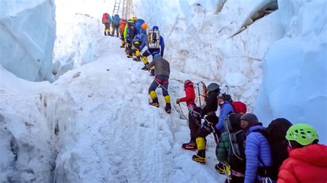 de beklimming van de mount everest de hoogste top der aarde bereikt Kindle Editon