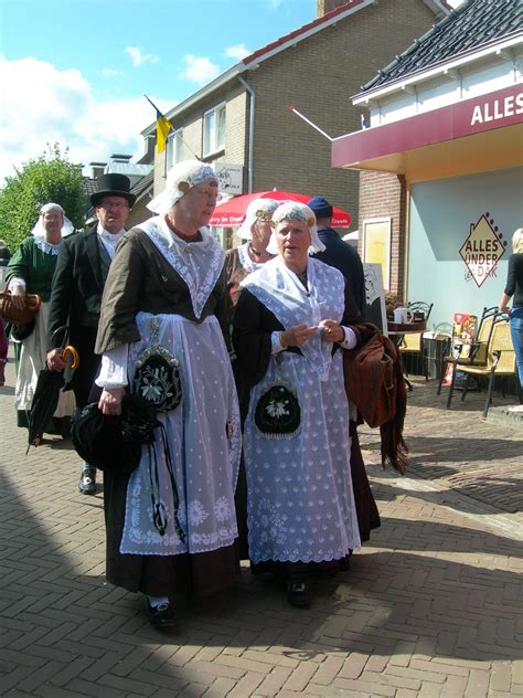 de klederdrachten in de loop der eeuwen in friesland gedragen Epub