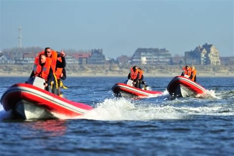 de motorboot varen op de binnenwateren varen op zee wedstrijdsport Kindle Editon