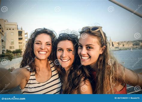 drie meisjes op de dolfijn Doc