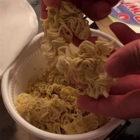 eating dry ramen