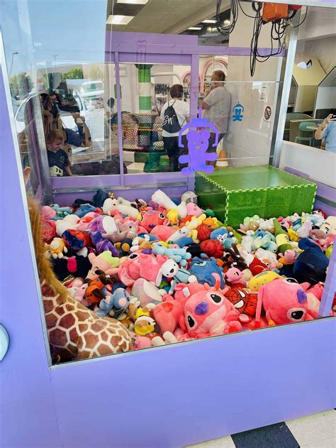 giant human claw machine near me