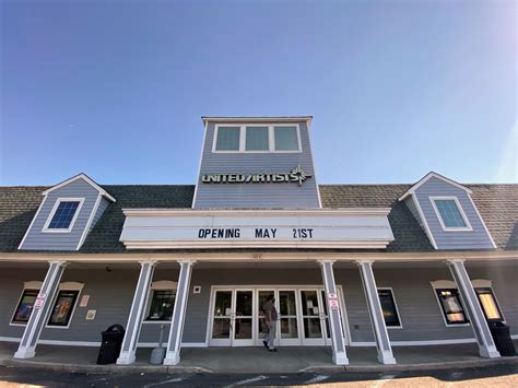 hampton bays movie listings