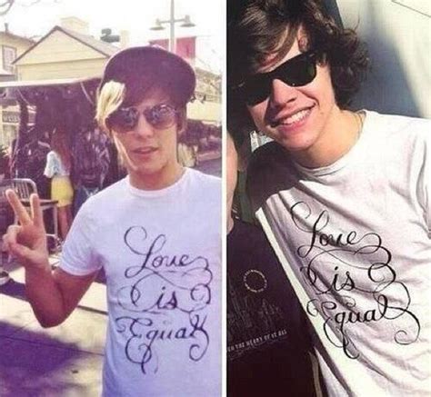 harry and louis wearing same sweaters