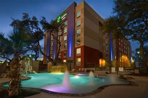 hotels near six flags fiesta texas