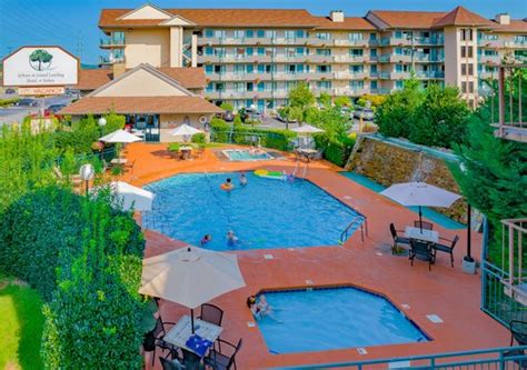 hotels near the island in pigeon forge