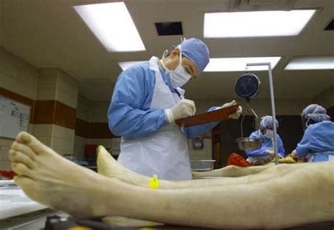 how much do embalmers make